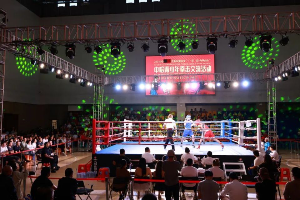 开云体育登录-场面火爆！拳击观众席沸腾不已